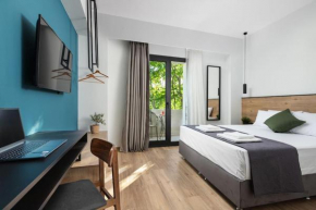 The Meta Stay - Sunny Retreat with Rooftop Access